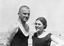 Советский поэт Владимир Владимирович Маяковский и Лиля Юрьевна Брик в Германии на курорте Норден Зее в 1922 году.